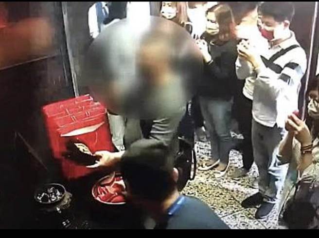 林姓男子偷拿錢母，還到土地公前「過爐」。（民眾提供／廖志晃南投傳真）