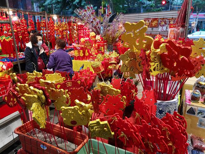 农历小年夜，不少民眾赶在过年前最后一刻赶办年货。（陈君玮摄）