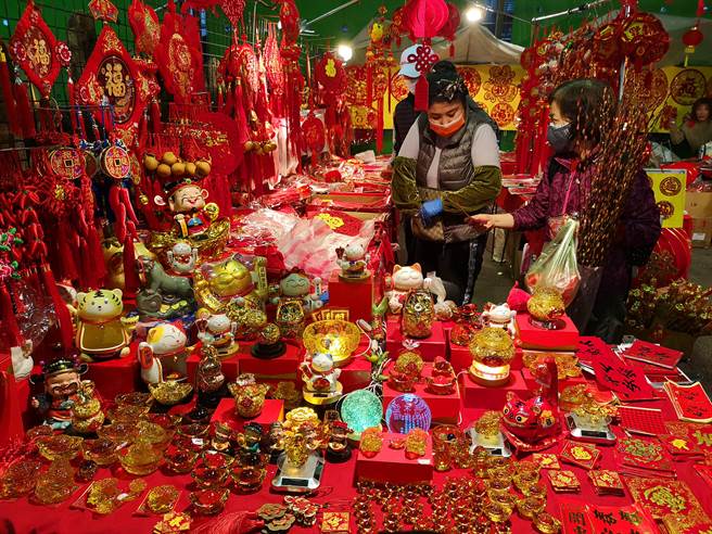 农历新年将至，民眾30日到建国花市採买春联装饰。（陈君玮摄）