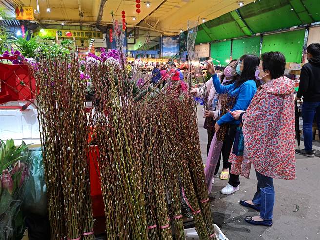建国花市摊贩表示应景的菊花、百合和银柳，今年因为疫情关系，切花供应量减少4％，也让价格小涨一成。（陈君玮摄）