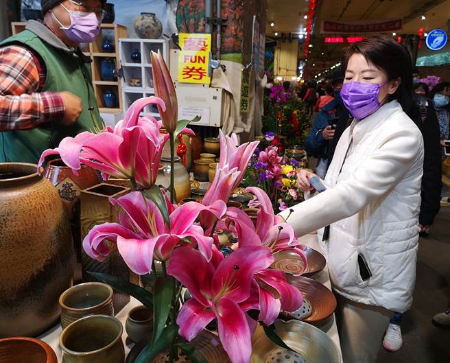 农历新年将至，台北市副市长黄珊珊30日到建国花市视察并关心防疫措施。（陈君玮摄）