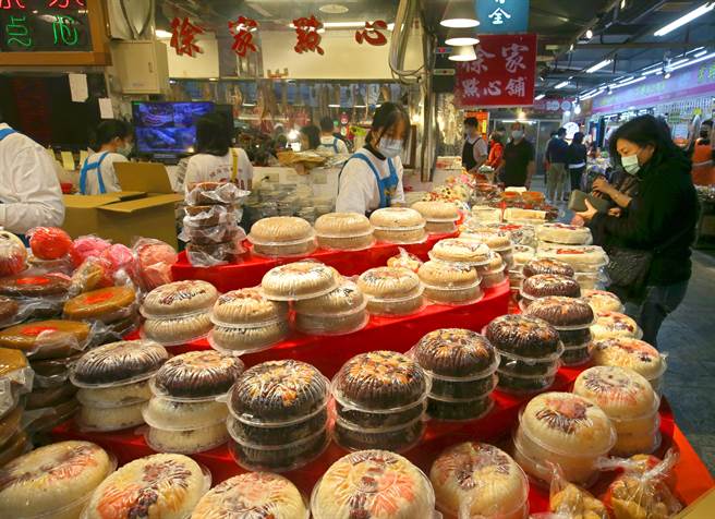 农历新年将至，民眾30日到台北市南门市场採买年货。（陈君玮摄）