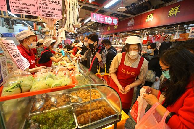 农历新年将至，民眾30日到台北市南门市场採买年货。（陈君玮摄）