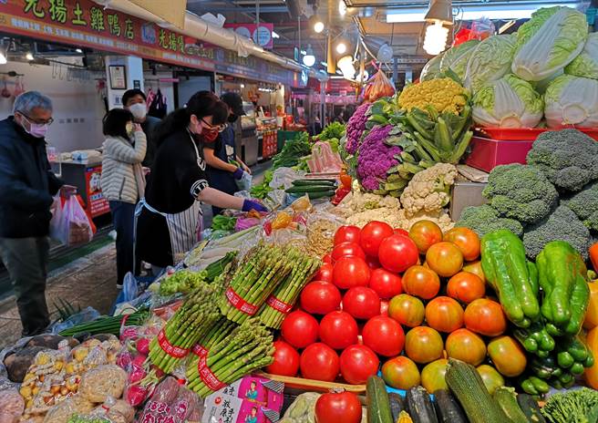农历新年将至，民眾30日到台北市南门市场採买蔬菜年货。（陈君玮摄）