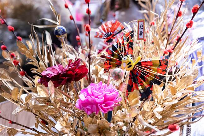 农历新年即将到来，在小年夜这天，各家摊商都摆出精美的新年饰品、花饰等，整个市场瀰漫着浓浓的新春喜气。（罗永铭摄）