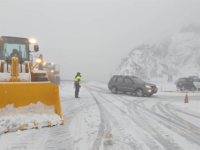 仁爱警分局员警在雪地执勤，守护交通安全。（仁爱警分局提供／廖志晃南投传真）