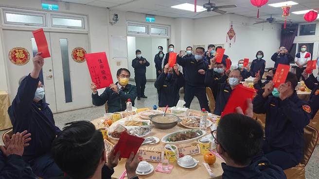 警界点子王出招，黄伟哲小年夜与全市员警视讯围炉。（程炳璋摄）