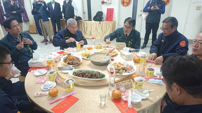 警界点子王出招，黄伟哲小年夜与全市员警视讯围炉。（程炳璋摄）