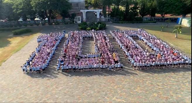 彰化市某国小去年欢庆创校百周年，在大门口广场拍照留念，这个广场是全校师生从是许多活动、庆典和下课时嬉戏运动的地方，前年却因踢球玩球，导致一名小三男童摔倒骨折，家长还因此向另名男童家长兴讼求偿。（摘自脸书／谢琼云彰化传真）