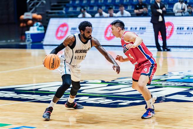 台啤英熊洋将盖乐威(左)首次登场就拿下38分、7助攻、5抄截全能数据。(台啤英熊提供)