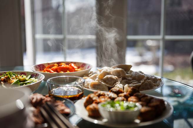 春节围炉满桌的年菜，常常无法当餐食用完毕，隔日再重复加热再加热，不但走味、营养价值流失，甚至可能滋生细菌有害健康。（图／示意图，达志影像）