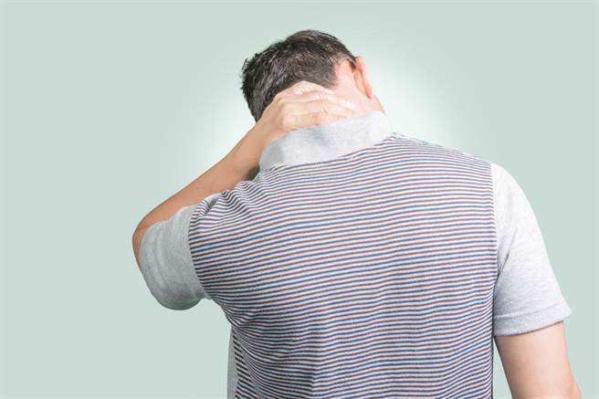 医师提醒，肩膀、手臂疼痛很有可能是心臟在求救。（示意图／达志影像）