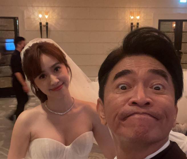 综艺天王吴宗宪大女儿Sandy（吴姗儒）昨（29）举办婚宴。(图/ 摘自吴宗宪脸书)