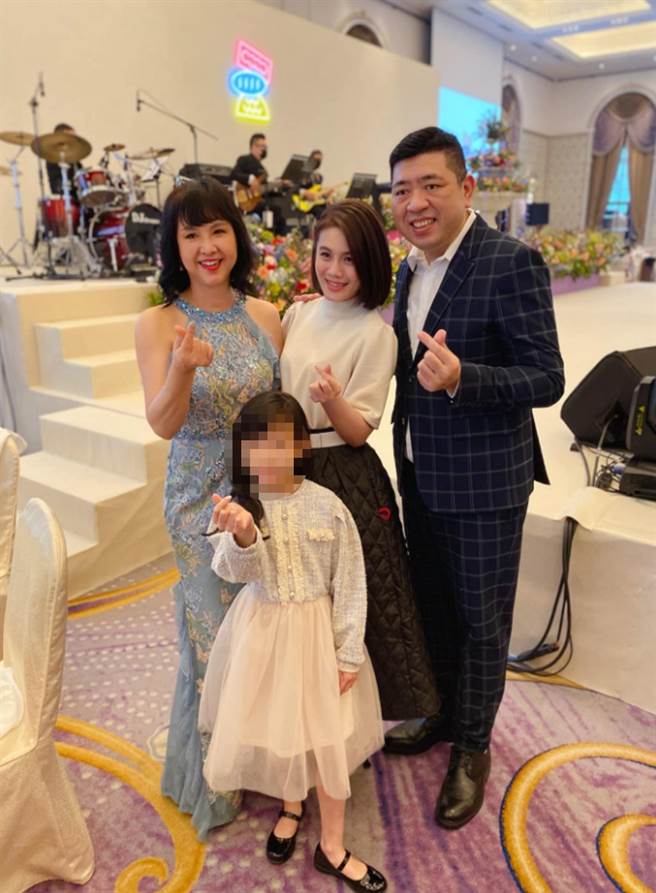 有许多艺人出席Sandy婚宴，过程中还能注意到吴宗宪眼眶泛泪，不舍女儿出嫁心情全写在脸上，而妻子张葳葳（图左一）现况也惊喜曝光。(图/ 摘自朱海君脸书)