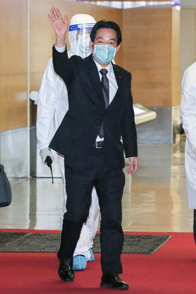 副总统赖清德率领的特使团结束6天5夜访问宏都拉斯、过境美国洛杉矶、旧金山行程，于30日晚间返抵国门，赖副总统并未发表谈话，仅说大家好、大家辛苦了，并向记者挥手致意。（陈麒全摄）