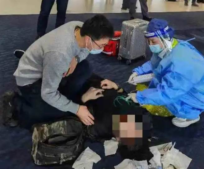 一名邱姓台灣人1月28日在上海浦東機場心臟驟停、呼吸停止，被現場三位解放軍軍醫大學醫護人員緊急搶救後，恢復呼吸心跳。（摘自滬台通微信公眾號）