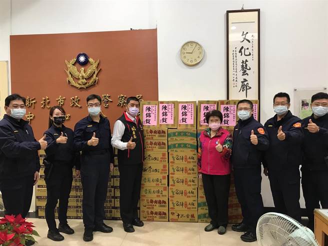 新北市中和警友会主任张庆忠、新北市议员陈锦锭利用春节前夕慰问中和警分局。（中和警分局提供）