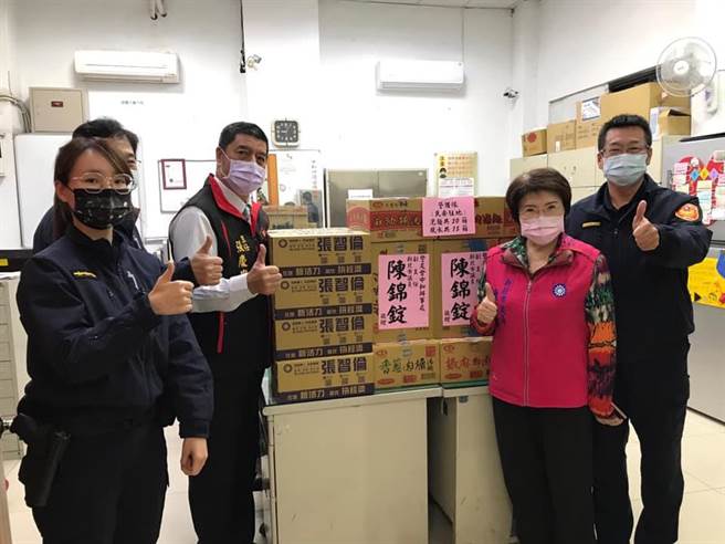 新北市中和警友会主任张庆忠、新北市议员陈锦锭利用春节前夕慰问中和警分局。（中和警分局提供）