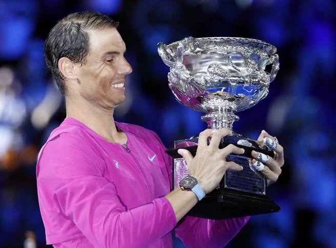 纳达尔紧抱着今年澳网男单冠军奖杯。(路透)