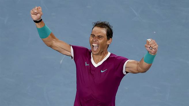 纳达尔开心庆祝生涯第21座四大赛冠军到手。（美联社）