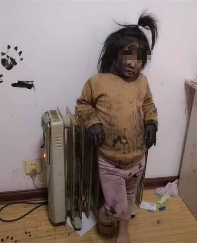 1名网友分享女儿用「黑手印」为墙壁留下的「杰作」，只见墙上密密麻麻的墨汁手印，女儿脸上、双手也全是墨汁，事后女儿还相当酷跩地站在一旁。（翻摄自脸书「爆废公社公开版」）