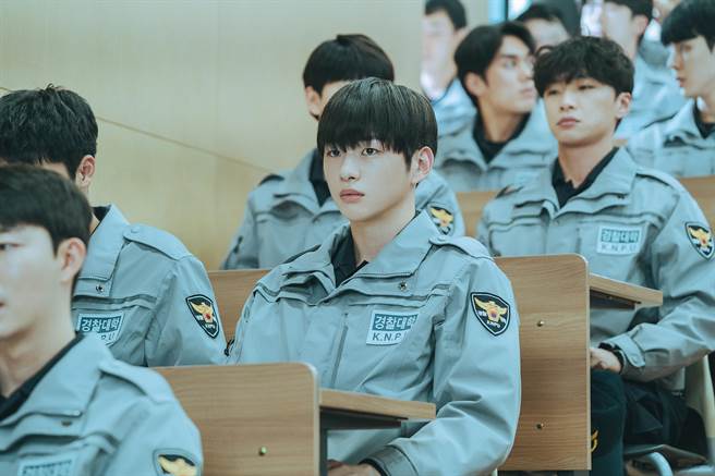 姜丹尼爾飾演警校大一新生「魏承現」。（Disney＋提供）