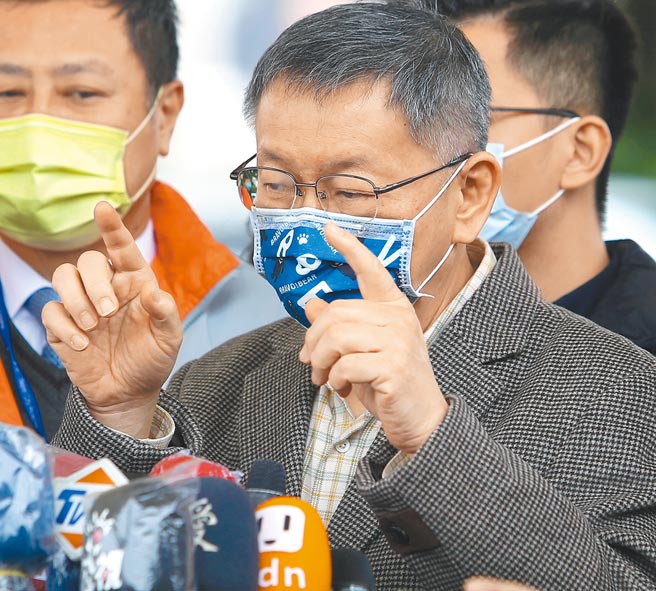 台北市長柯文哲29日視察大佳河濱Drive-through防疫計程車篩檢站，針對28日宣布規劃升2.5級的防疫措施，他表示這是預告，如果台北市疫情更嚴重要做的方法是這樣。（季志翔攝）