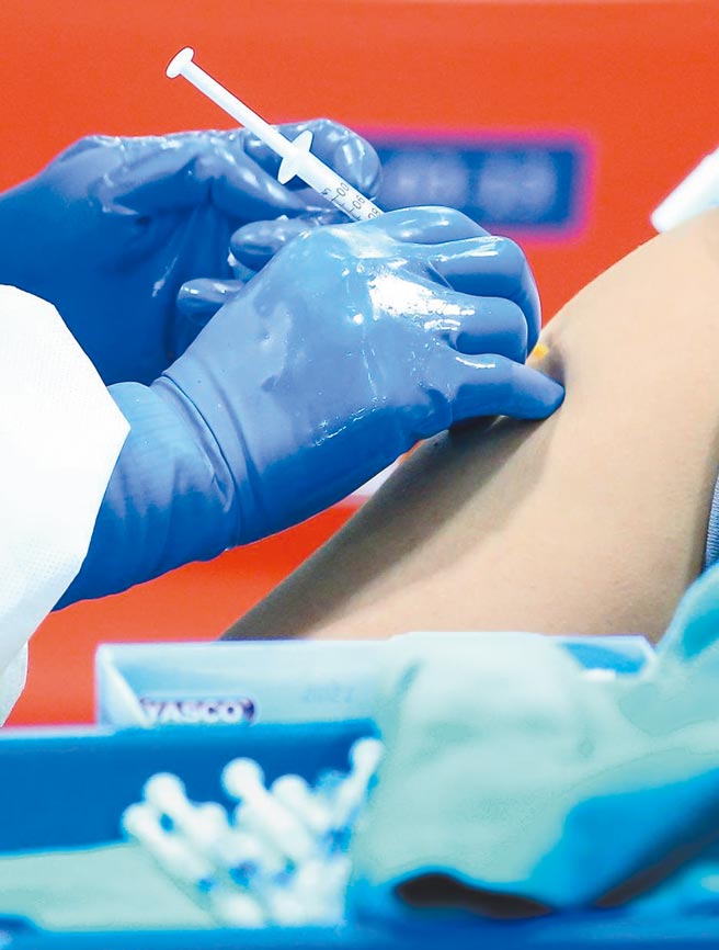 基隆一名妇人接种第三剂，却在3天后心肌梗塞送医不治，图为施打疫苗示意图。（本报资料照）