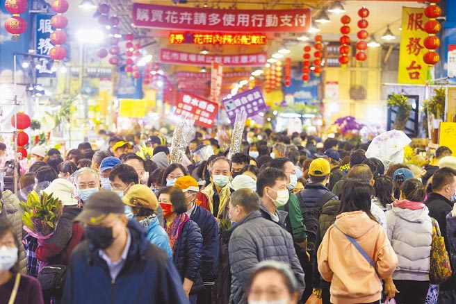 農曆春節連假到來，春節活動讓人與人接觸更加頻繁，而面對新冠肺炎疫情來勢洶洶，民眾29日前往建國花市購買過年的應景花卉時，全都戴著口罩。（杜宜諳攝）