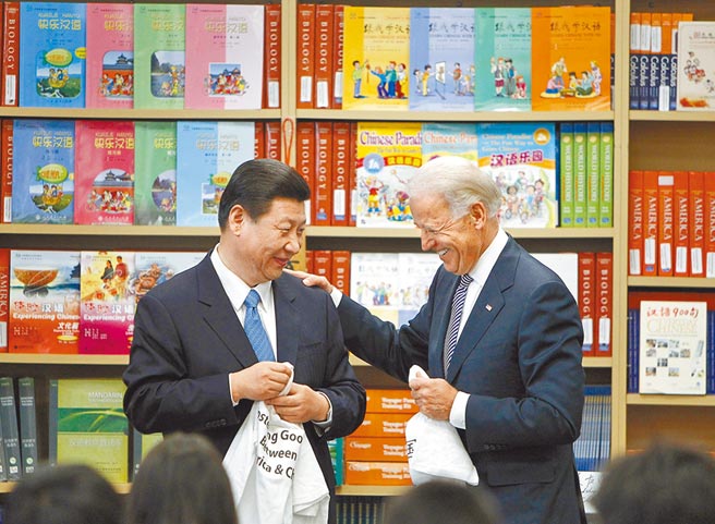 易经大师刘君祖认为，整体而言，大陆基本没问题，但拜登问题很大，止不住东升西降。（美联社）