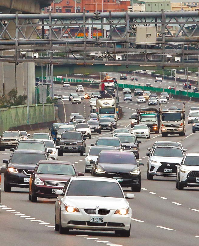 春节9天连假开始，国道一号五股段29日出现返乡车潮，车况大致顺畅。（赵双杰摄）