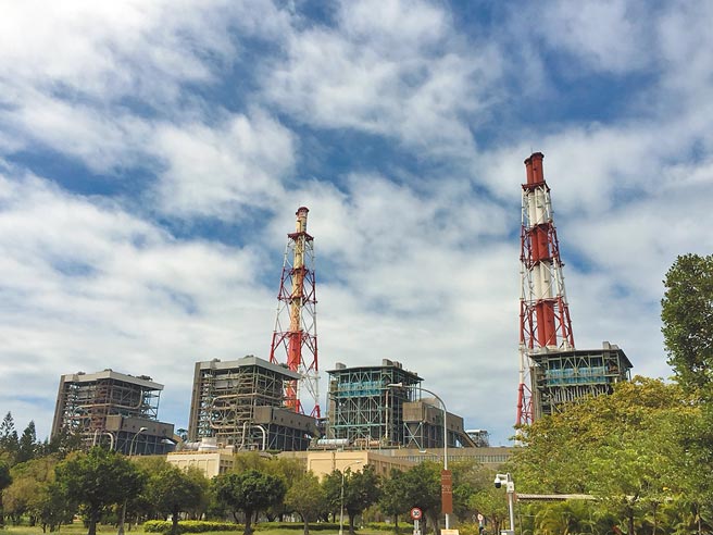 因應國際淨零碳排趨勢，台電預計明年在高雄興達電廠開始試驗「混氫」發電，新天然氣機組中氣體燃料以5%氫氣取代。（高市府環保局提供）