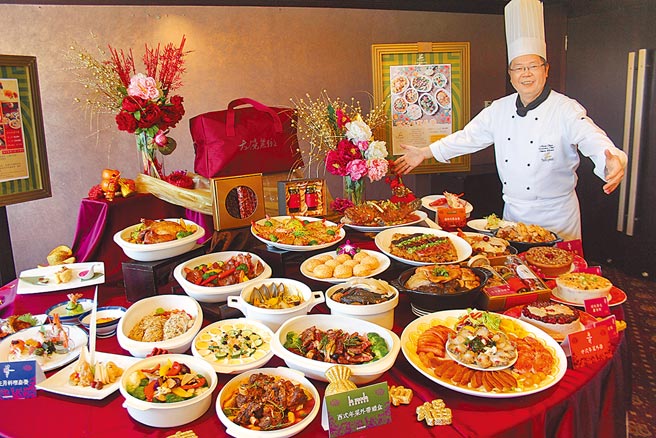 春节期间民眾在家围炉，过量的年菜恐成为「剩食」，营养师传授改造秘诀，加入新鲜食材，剩菜就成了一道营养美食。（本报资料照片）