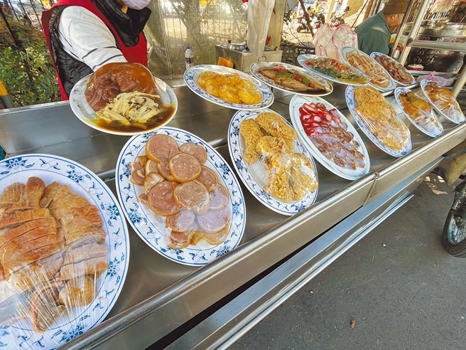 台北看守所去年5、6月曾停止亲友接见被告，今年虽无强制停止接见，但民眾仍顾及疫情，尽量减少接见次数，使得看守所周边会客菜业者生意连带受影响。（蔡雯如摄）