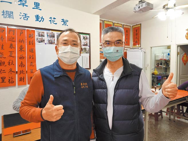 东其建设董事长周贤清（左）与北市信义区三犁里里长翁信利（右）合办春节写春联赠送活动。（业者提供）