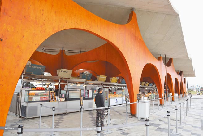 新竹市新竹漁港波光市集在年假首日遊客並不多，隔壁的直銷中心人潮稍多，多為迅速購物就離場的民眾。（邱立雅攝）