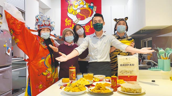 彰化县议员参选人杨子贤（右二），新春期间将在粉专制播特别节目，示范十道年菜料理。（杨子贤提供／谢琼云彰化传真）