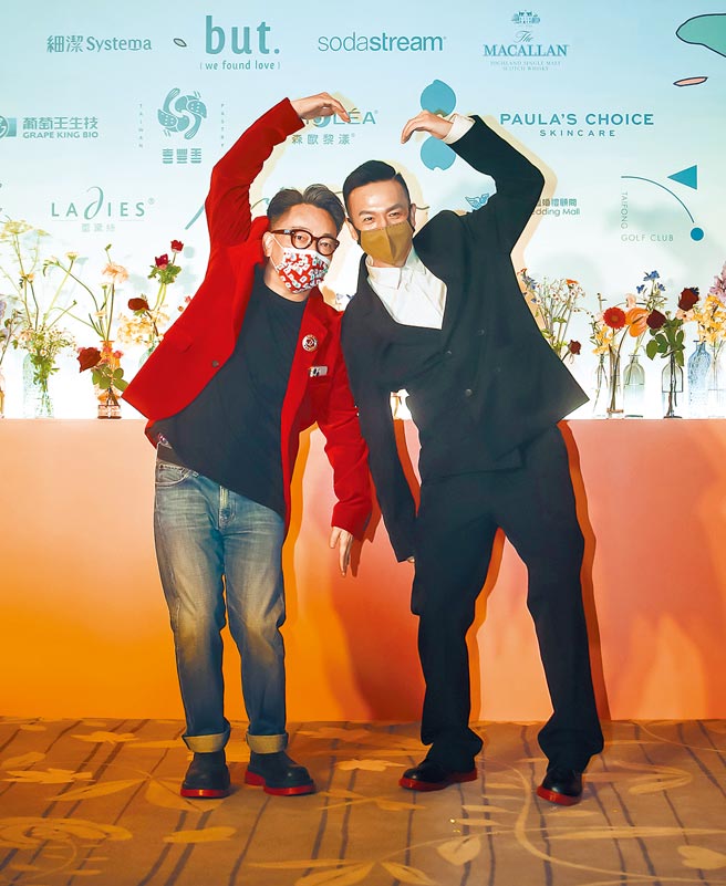 小鐘（右）和詹惟中昨俏皮合比愛心。（陳怡誠攝）