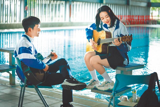 周兴哲（左）与李沐主演的电影《我吃了那男孩一整年的早餐》票房开红盘。（华映提供）