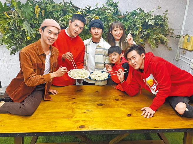 林炜杰（左起）、黄新皓、林晖闵、黄云歆、叶泓毅、郭宇宸祝福《中国时报》读者虎年行大运。（达腾娱乐提供）