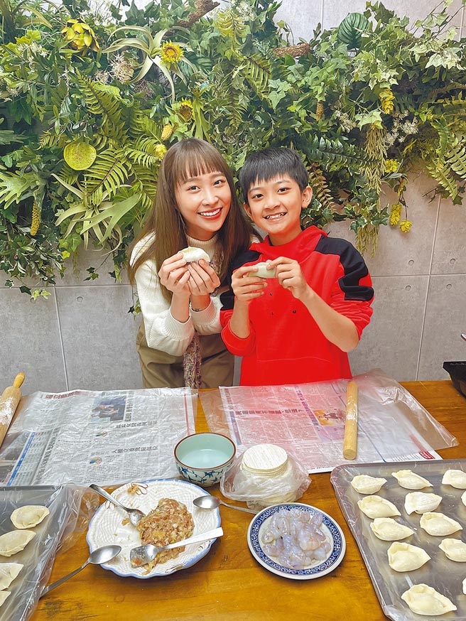 黄云歆（左）、叶泓毅包水饺象徵金元宝，开心分享发财撇步。（达腾娱乐提供）