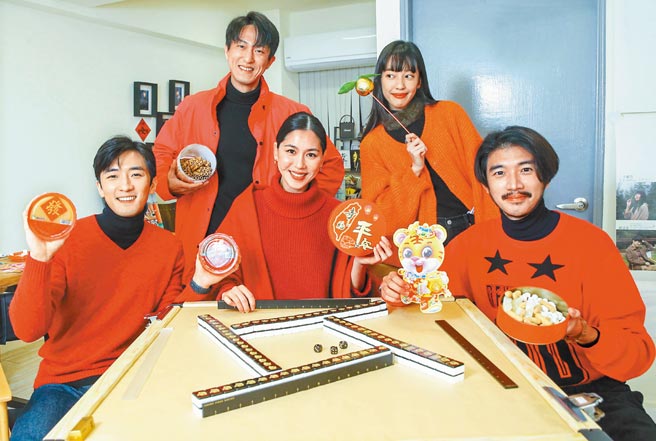 锺政均（前排左起）、张家慧、曾少宗、邱昊奇（后排左起）、王渝萱一身喜气向大家拜年。（粘耿豪摄）