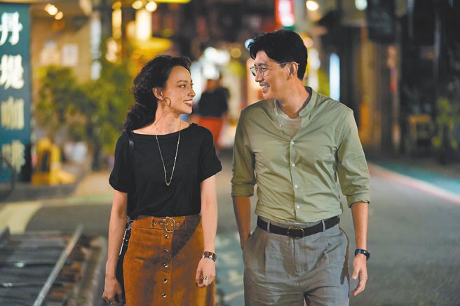 曾少宗（右）和姚以缇演出影集版《比悲伤更悲伤的故事》。（资料照片）