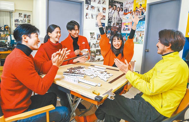 大伙方城之战，曾少宗（右起）特地穿「萤光」衣服想「赢光」，最后是王渝萱开心举起双手当「雀后」。（粘耿豪摄）