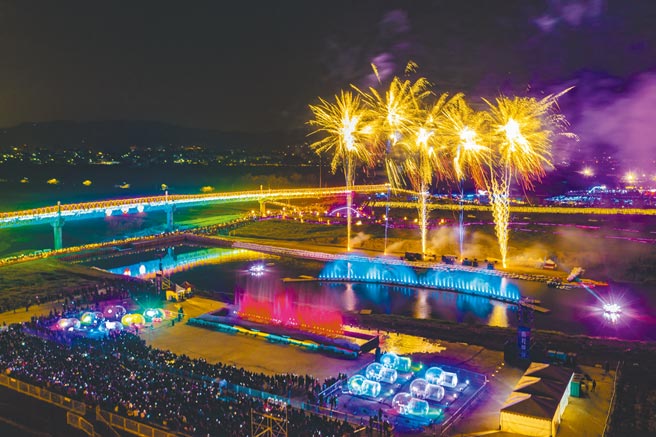 南投燈會推出了水陸雙水舞-無人機煙火秀，搭配煙火施放，展現豐富華麗視覺饗宴。（南投縣政府提供）