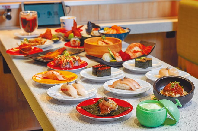 Global Mall桃園A19「一条通新幹線壽司」百貨首店，使用平板點餐，近百道美食一次品嘗。（Global Mall桃園A19提供）