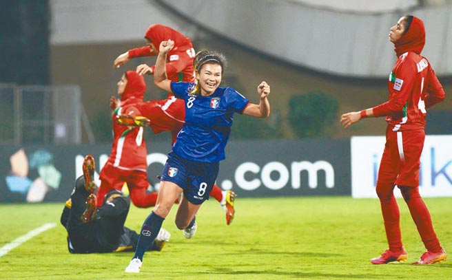 資深女將王湘惠（藍衣）對伊朗替補上陣攻入中華隊的第5球，興奮狂奔慶祝。（中華足協提供）