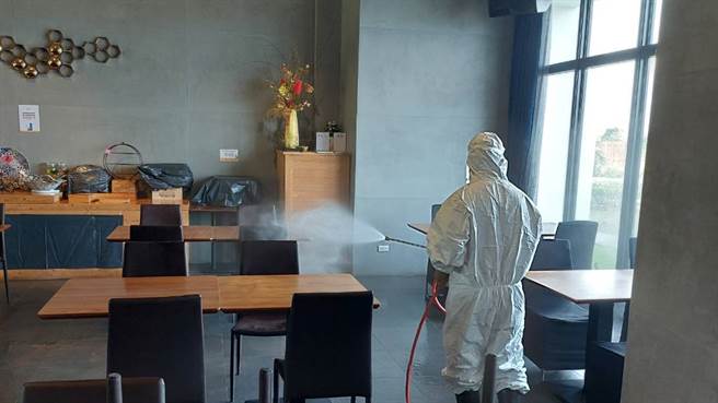 Omicron变异株攻陷台湾，屏东县昨日增加1名5岁女童确诊，截至1月30日为止，全台累计438人染疫。图为社区清消照。（图／屏东县政府提供）