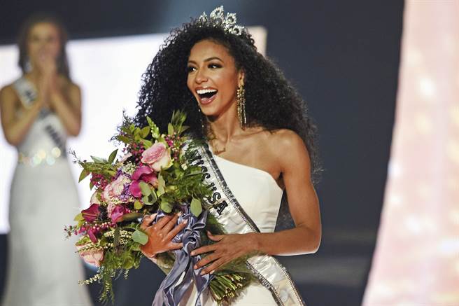 克莉丝（Cheslie Kryst）2019年当选美国小姐，戴上后冠的神情。（美联社）