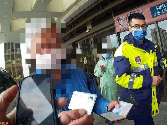 警方看到白髮蒼蒼已年屆70歲的老翁，原是含飴弄孫的年紀，仍必須為生活四處奔波，員警聽聞亦於心不忍。（警方提供）